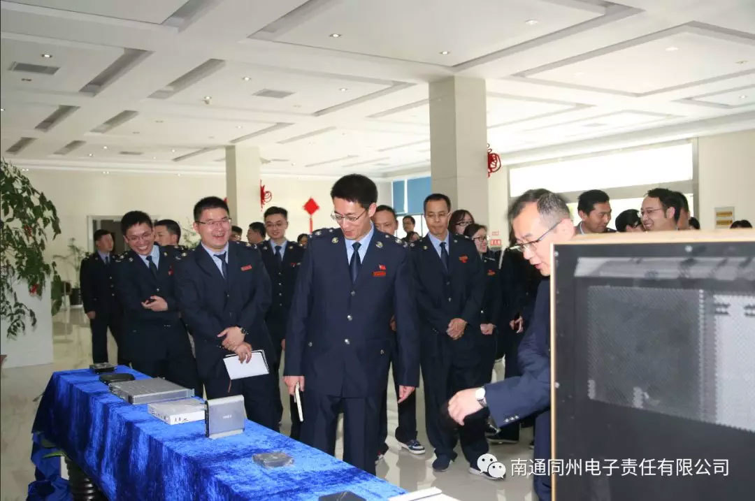 参观同洲电子厂区及生产车间 现场交流环节，市局青联主席黄俊康、市青商会秘书长江苏银州置业集团总经理沈琦博分别致辞，南通百润餐饮总经理严百强、南通同洲电子常务副总朱俊等10名企业家代表分享了自己的创业经历和感悟体会，双方代表就青年成长、创业等话题展开积极互动交流，现场气氛热烈，不断响起热烈的掌声和会心的笑声。市局青联主席黄俊康